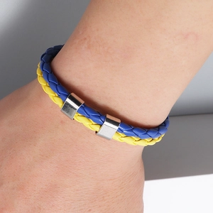 Bracelet tressé minimaliste en cuir bleu et jaune avec curseurs métalliques au poignet