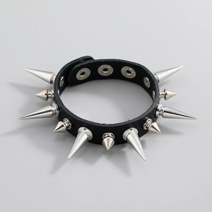 Bracelet punk en cuir noir avec pointes argentées et boutons-pression réglables