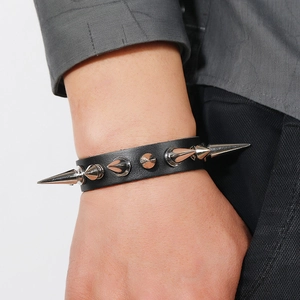 Bracelet punk en cuir noir avec pointes métalliques argentées pour hommes sur fond neutre
