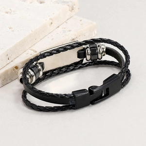 Bracciale multistrato da uomo in pelle nera intrecciata con elementi in metallo argento