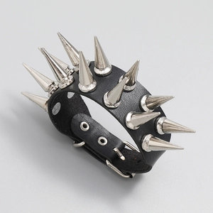 Punk Lederarmband in Schwarz mit zweireihigen Silber-Spikes und Schnallenverschluss