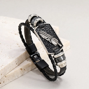 Bracciale multistrato in pelle da uomo con piuma incisa su sfondo in pietra chiara