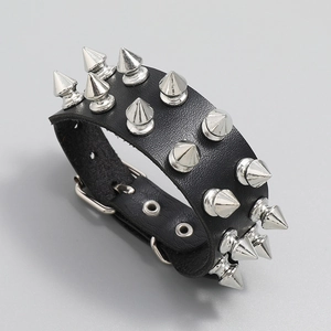 Bracelet punk rock en cuir noir avec triple rangée de rivets à pointes en argent