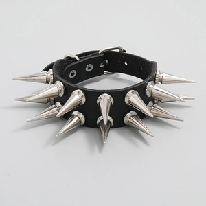 Schwarzes Lederarmband im Punk-Stil mit zweireihigen Silber-Spikes und verstellbarer Schnalle