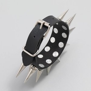 Makroansicht des schwarzen Lederarmbands im Punk-Stil mit zweireihigen Metallspikes