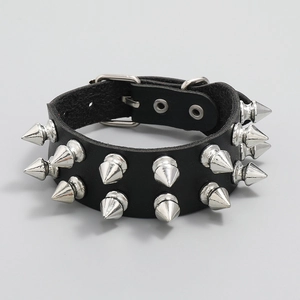 Bracelet punk en cuir noir avec deux rangées de pointes métalliques et boucle ardillon