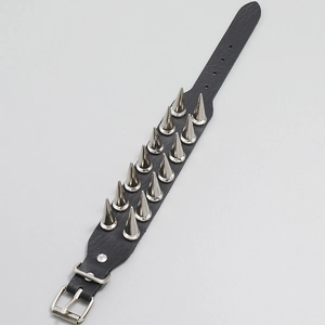 Punk-Lederarmband in Schwarz mit zwei Reihen von sechzehn silbernen Metallspikes