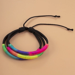Bracelet tressé arc-en-ciel fait main avec cordon bohème multicouche et nœud coulissant réglable