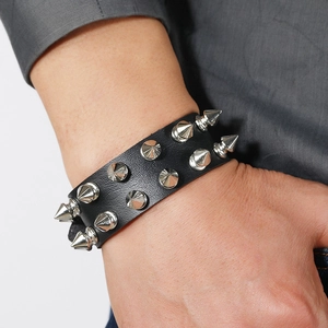 Bracelet punk en cuir noir pour homme avec deux rangées de pointes métalliques argentées