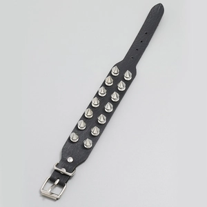 Détail d'un bracelet en cuir punk avec deux rangées de pointes métalliques argentées