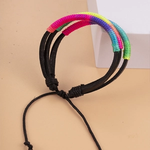 Détail du tressage fait main arc-en-ciel sur le bracelet multicouche en cuir réglable