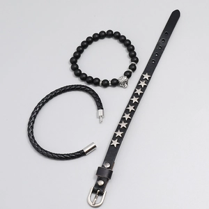 Détail de l'ensemble de 3 bracelets noirs pour hommes avec léopard et rivets étoiles