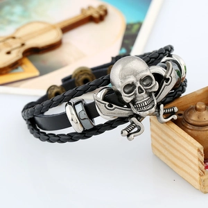 Bracciale punk multistrato in pelle intrecciata nera con teschio e spade incrociate
