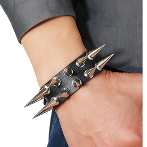 Punk-Rock-Lederarmband in Schwarz mit zwei Reihen silberner Metallspikes am Handgelenk