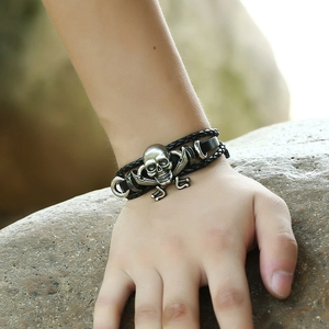 Bracciale da uomo in pelle nera intrecciata con ciondolo a teschio di pirata in argento