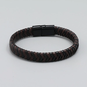 Bracciale in pelle intrecciata a mano marrone e nero con chiusura magnetica in metallo