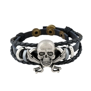 Bracciale multistrato in pelle intrecciata nera con ciondolo teschio e spade incrociate