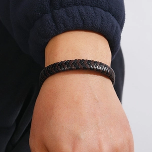 Bracciale da uomo in pelle intrecciata a mano con motivo a treccia nero e marrone scuro