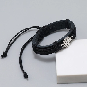 Detailweergave van gevlochten zwart lederen volleybalarmband met zilveren metalen bedel