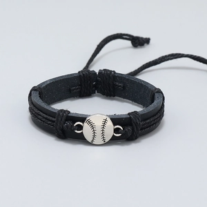 Gros plan sur bracelet en cuir avec motif baseball et charm en métal gravé détaillé
