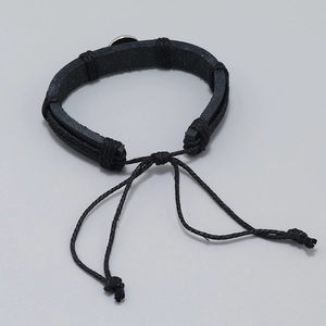 Minimalistische handgemaakte gevlochten lederen armband met volleybalbedel en verstelbaar koord