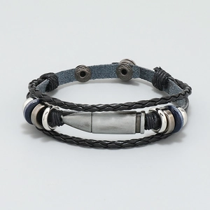 Minimalistisches schwarzes Lederarmband für Herren mit silbernem Patronenanhänger