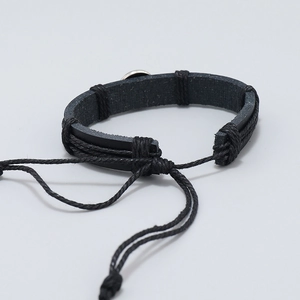 Bracelet tressé en cuir noir pour fan de baseball avec détails argentés et cordon ajustable