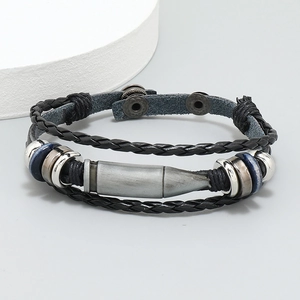 Nahaufnahme von geflochtenem Lederarmband für Herren mit silbernem Bullet-Anhänger Detail