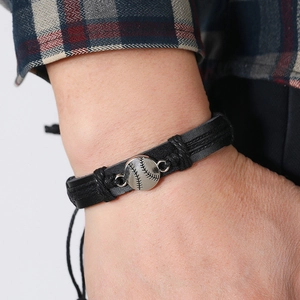 Bracelet baseball en cuir noir tressé à la main porté au poignet avec chemise décontractée