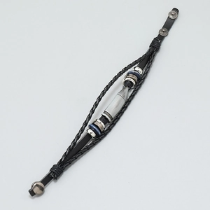 Minimalistisches schwarzes geflochtenes Lederarmband für Herren mit Silber-Bullet-Anhänger