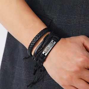 Detailaufnahme eines schwarzen Herren-Lederarmband-Sets mit achieve Metallplatte im Vintage-Stil