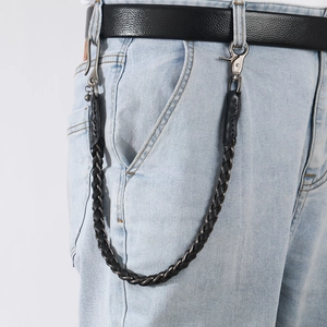 Catena punk in pelle intrecciata e metallo argento su jeans per uno stile hip-hop unico