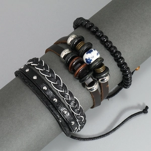 Set di bracciali in pelle multistrato intrecciati a mano con perline e metallo