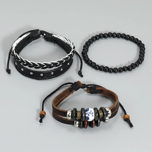 Set di tre braccialetti in pelle intrecciata con borchie metalliche e perle di ceramica