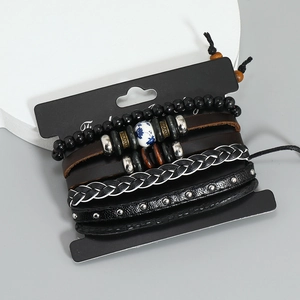 Set di 5 bracciali multistrato in pelle intrecciata con perle di ceramica e borchie