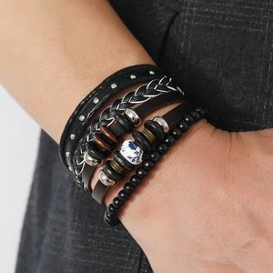 Set di bracciali in pelle multistrato fatti a mano con perle vintage e borchie in metallo