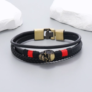 Bracelet multicouche en cuir noir fait main avec crâne en bronze et fermoir punk