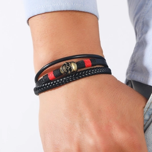 Bracelet multicouche en cuir tressé bohème avec fil rouge et tête de mort en bronze