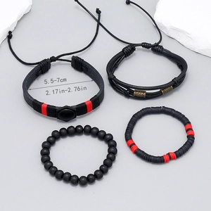Détail d'un ensemble de 4 bracelets punk en cuir multicouche avec perles et breloques rétro