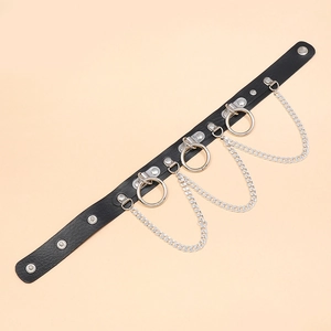 Collier punk en cuir PU noir avec anneaux argentés et chaînes pendantes pour femme