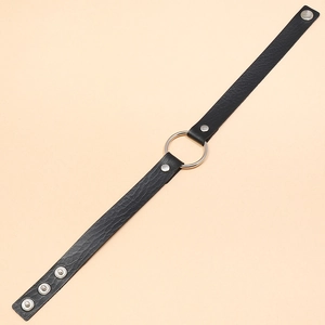 Choker punk in pelle nera con anello d'argento centrale e bottoni a pressione regolabili