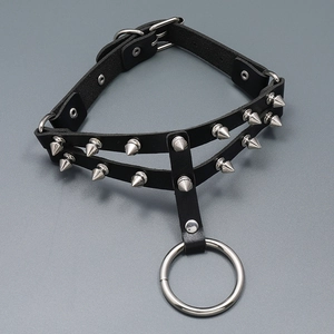 Punk-Choker aus zweilagigem schwarzem Leder mit silbernen Nieten und großem O-Ring-Detail