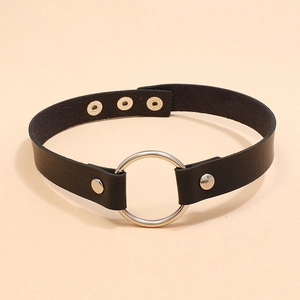 Choker punk Harajuku in pelle nera con grande anello d'argento e bottoni a pressione regolabili
