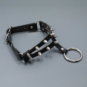 Punk-Halsband aus schwarzem PU-Leder mit silbernen Metallstacheln und O-Ring-Details