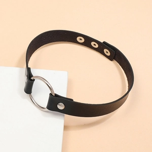 Choker punk Harajuku in pelle nera con un grande anello di metallo argento e bottone