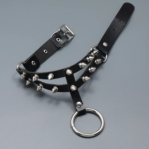 Schwarzes Leder-Choker im Punk-Stil mit silbernen Metallstacheln und zentralem Ring