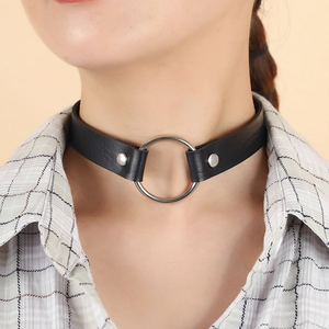 Collana Choker Harajuku Punk in Pelle Sintetica Nera Con Anello Tondo in Metallo Argentato Lucido e Borchie per Donna