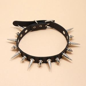 Collier ras du cou punk en cuir noir avec pointes métalliques et boucle réglable