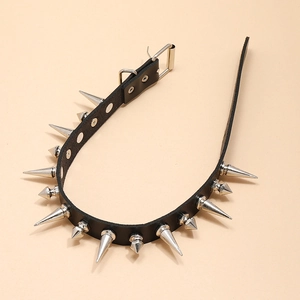 Collier ras du cou en cuir noir gothique avec pointes et clous en métal argenté punk