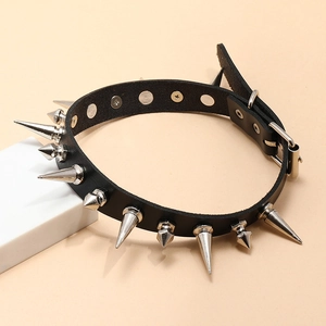 Collier choker punk en cuir noir avec longues pointes en métal argenté et boucle réglable